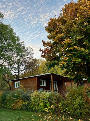 una pequeña casa de ladrillo en medio de árboles en Village de chalets et camping La Pierre de l'Aigle en La Bréole