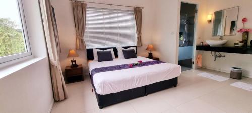 a bedroom with a bed and a window and a sink at Villa Paradise, Pool and Sea View in Chaweng