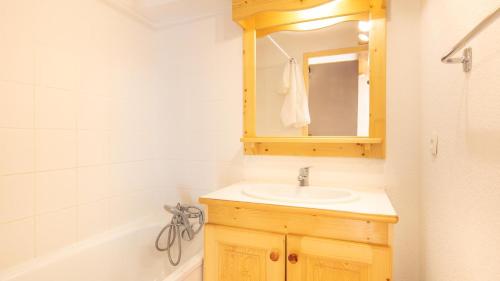 a bathroom with a sink and a mirror and a tub at Les Bouquetins- 10- Appart Proche pistes- 6 pers in Saint-Sorlin-dʼArves