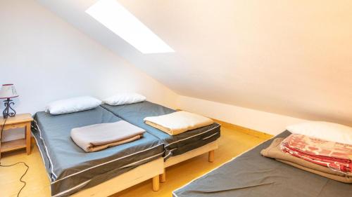 a room with two twin beds and a table at Les Bouquetins- 10- Appart Proche pistes- 6 pers in Saint-Sorlin-dʼArves