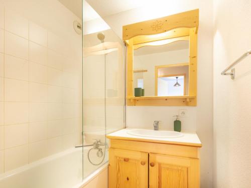 y baño con lavabo, ducha y espejo. en Les Marmottes- 35 Appart Lumineux- 5 pers en Saint-Sorlin-dʼArves