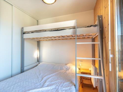 1 dormitorio con 2 literas y ventana en Les Marmottes- 35 Appart Lumineux- 5 pers en Saint-Sorlin-dʼArves