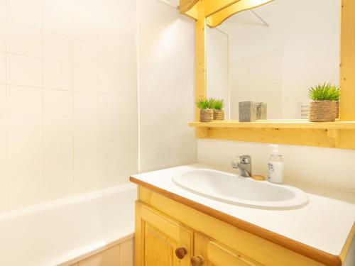 uma casa de banho com um lavatório e uma banheira em Les Bouquetins - 5 - Appart Chaleureux 6 pers em Saint-Sorlin-dʼArves