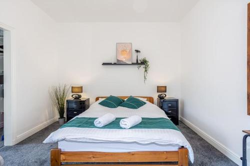 1 dormitorio con 1 cama con 2 almohadas en Stylish 3 Bedroom Central Property, en Newcastle-under-Lyme
