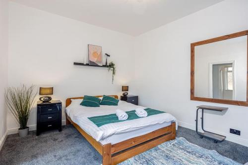 Un pat sau paturi într-o cameră la Stylish 3 Bedroom Central Property