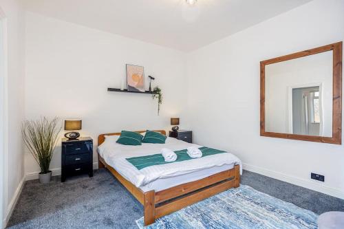 Un pat sau paturi într-o cameră la Stylish 3 Bedroom Central Property
