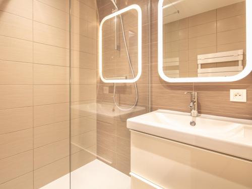 La salle de bains est pourvue d'un lavabo et d'une douche. dans l'établissement Les Ecureuils - A09 - Appart Chaleureux - 6 pers, à Saint-Sorlin-dʼArves