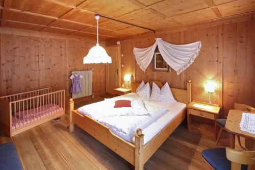 a bedroom with a bed in a wooden room at Mudlerhof in Prateria