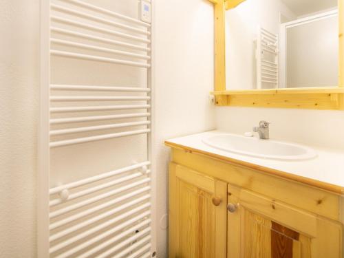 ein Bad mit einem Waschbecken und einem Spiegel in der Unterkunft Les Tetras - 64 - Spacieux Appart 10 pers in Saint-Sorlin-dʼArves
