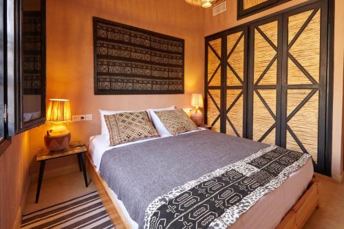 a bedroom with a large bed and a window at Kasbah Flilou in Aït Ougliff