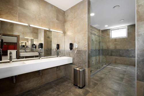 a bathroom with two sinks and a shower at Hotel Srbija Lux in Stara Pazova