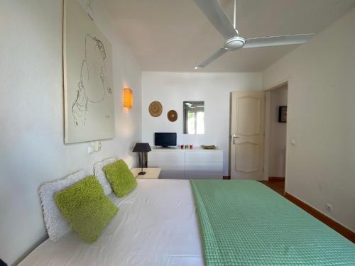 Postel nebo postele na pokoji v ubytování Aldeia do Golf O7