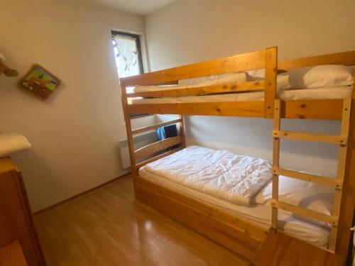 une chambre avec deux lits superposés dans une pièce dans l'établissement Appartement 3 pièces avec balcon à Villard-de-Lans - FR-1-515-34, à Villard-de-Lans