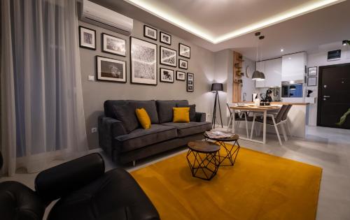 sala de estar con sofá y mesa en FAMILY RESORT SUBOTICA Apartments, en Subotica
