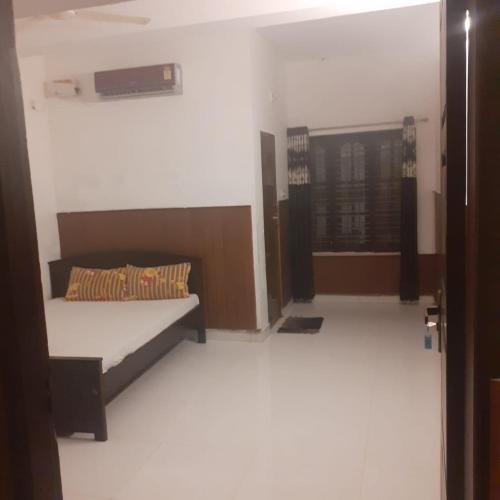 um quarto com uma cama e uma janela em TABISH inn em Trivandrum