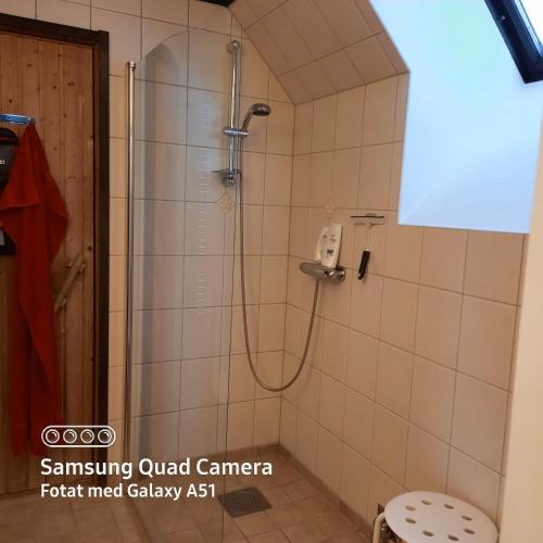 een badkamer met een douche en een toilet. bij Naturnära dubbelrum B&B i Uppsala Ramstalund in Uppsala