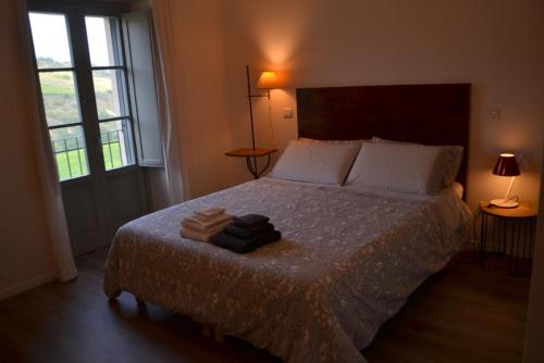1 dormitorio con 1 cama con 2 toallas en B&B Casale Fonte Vecchia, en Monteprandone