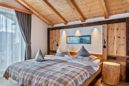 a bedroom with a bed and a large window at Hatzes App Panorama in Laion