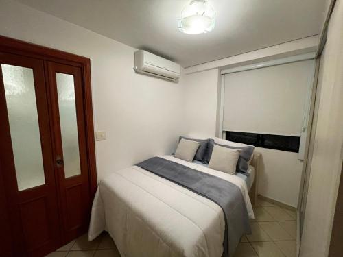 een slaapkamer met een bed en een raam erin bij AP1310 - Região dos hospitais, piscina e garagem in Sao Paulo