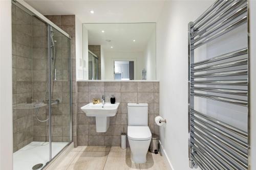 een badkamer met een toilet, een wastafel en een douche bij Stayo Apartments Barking Wharf in Londen