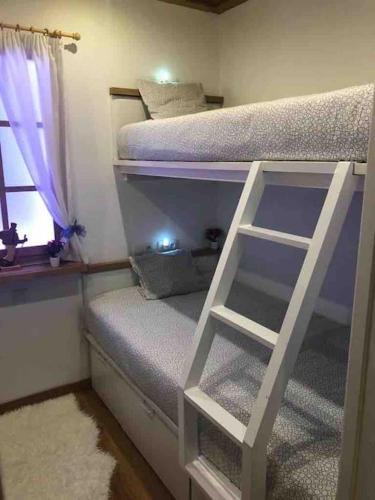 - une petite chambre avec des lits superposés et une fenêtre dans l'établissement Acogedor apartamento en Edif. Slalom II, à Monachil