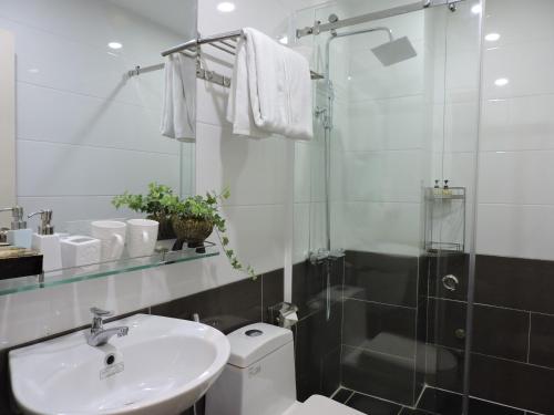 ein Badezimmer mit Toilette, Waschbecken und Dusche in der Unterkunft Chez Mimosa Corner - New address 90 Đề Thám in Ho-Chi-Minh-Stadt