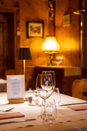 a table with two wine glasses and a lamp on it at Gasthof OHR in Eisenstadt