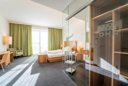 pokój hotelowy z łóżkiem i biurkiem w obiekcie Gasthof OHR w mieście Eisenstadt