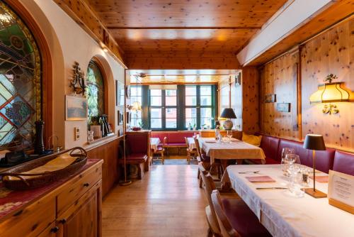 a restaurant with tables and chairs in a room at Gasthof OHR in Eisenstadt