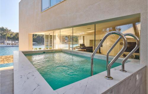Stunning home in Milna with Outdoor swimming pool, 5 Bedrooms and WiFi
