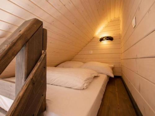 Habitación pequeña con cama en una casa pequeña en Fiszka en Mrzeżyno