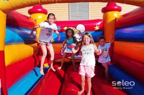 Dzieci zatrzymujące się w obiekcie SOLEO Family Resort