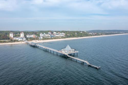 バンシンにある2 Fewos Wießmann ca 15 Gehminuten bis zum Ostseestrandの海岸横の桟橋の空中風景