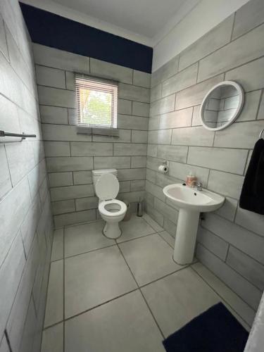 uma casa de banho com um WC e um lavatório em De Anker Verblyf em Olifantshoek