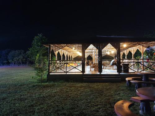 Fotografie z fotogalerie ubytování MODHERA SUNRISE RESORT - Tents Bhungas Jungle Restaurants & Candlelight Dining v destinaci Kalri