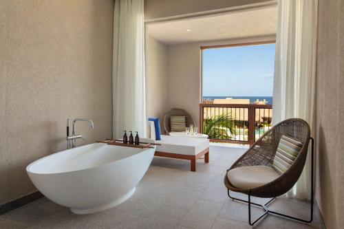 Łóżko lub łóżka w pokoju w obiekcie InterContinental Dominica Cabrits Resort & Spa by IHG