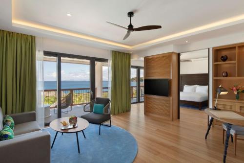 salon z kanapą, łóżkiem i telewizorem w obiekcie InterContinental Dominica Cabrits Resort & Spa by IHG w mieście Portsmouth