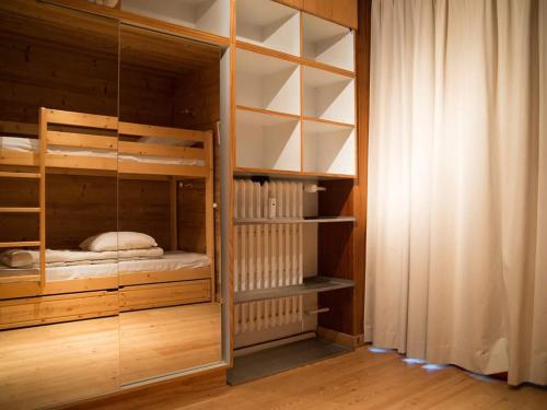 a room with a bunk bed and a closet at Appartement Tignes, 3 pièces, 6 personnes - FR-1-480-22 in Tignes