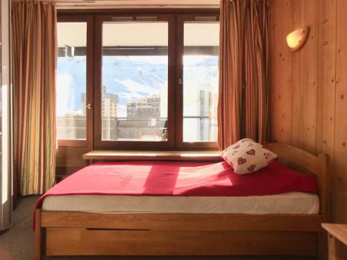 a bed in a room with a window with a view at Appartement Tignes, 2 pièces, 5 personnes - FR-1-480-46 in Tignes