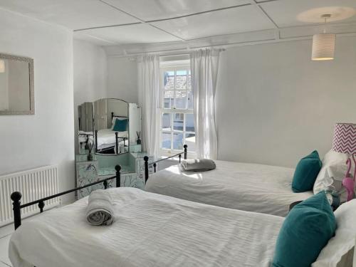 um quarto com 2 camas e um espelho em The Deal Retreat em Kent