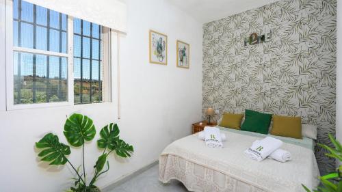 Habitación blanca con cama y ventana en Casa Rural La Milla Verde Málaga - Campanillas by Ruralidays en Málaga