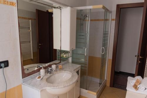 A bathroom at Genova-tra mare e centro storico