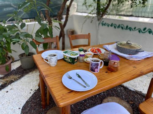 une table en bois avec des assiettes de nourriture dans l'établissement Blue House - Mavi Ev, à Fethiye