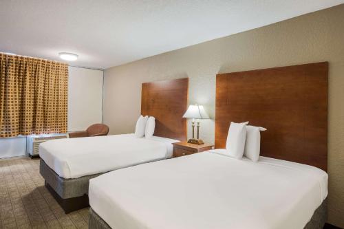 a hotel room with two beds and a window at Econo Lodge Vidalia in Vidalia