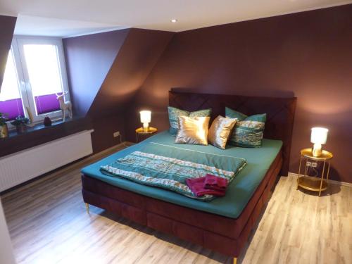 Un dormitorio con una cama con almohadas. en Ferienwohnung Thiele in Rosswein, en Roßwein