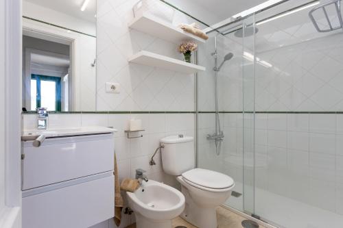 W łazience znajduje się toaleta i przeszklony prysznic. w obiekcie Luxury Bungalow - Private Terrace - Pool - AirCon w mieście San Bartolomé