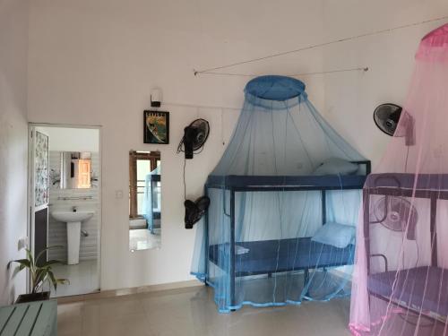 Zimmer mit einem großen blauen Bett in einem Zimmer in der Unterkunft Wake Up Weligama in Weligama