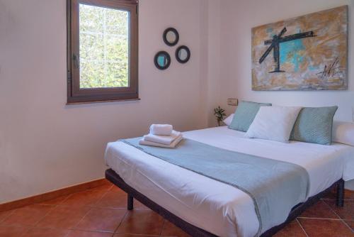 Cama grande en habitación con ventana en Casa en la playa de Area con finca privada, en Viveiro
