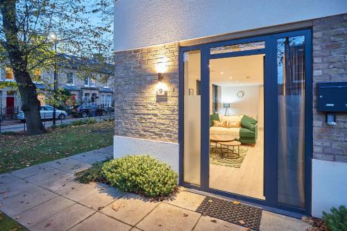 een kamer met glazen schuifdeuren naar een slaapkamer bij Host & Stay - Fern in York