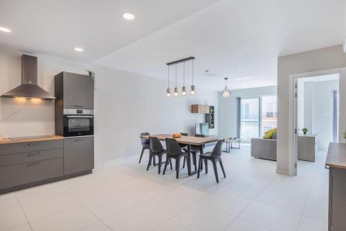 Η κουζίνα ή μικρή κουζίνα στο Exquisite modern luxury apt in central Malta - Walking distance to the restaurants & night life